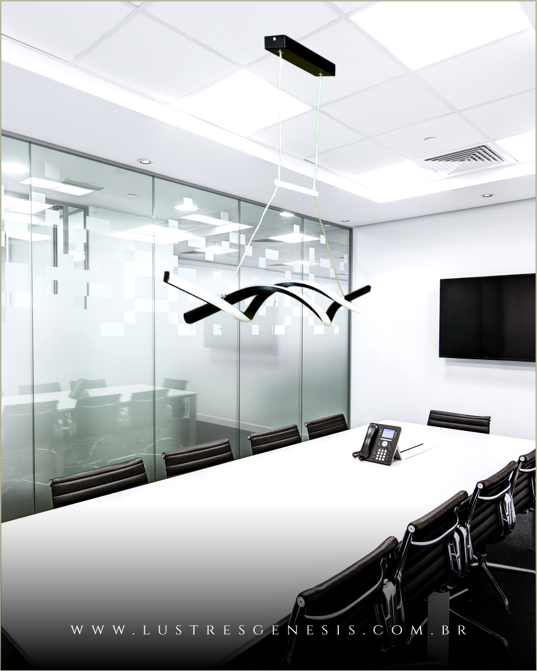 Lustre Pendente de LED Moderno Infinito instalado em uma sala de jantar moderna com mesa de madeira e cadeiras acolchoadas DCD03029  Lustres G&ecirc;nesis - o melhore site da Internet para comprar Lustre